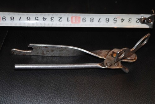 Vintage metal can - opener,), tin