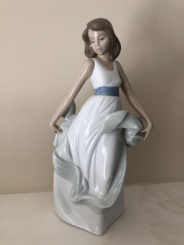 Nao lladro figurine - by, 1343