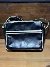 Fred Perry Classic Shoulder