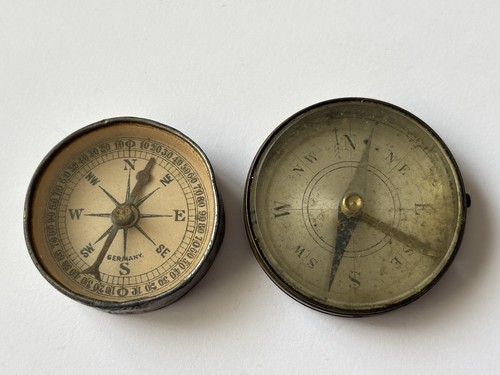 Antique pocket compasses - -,
