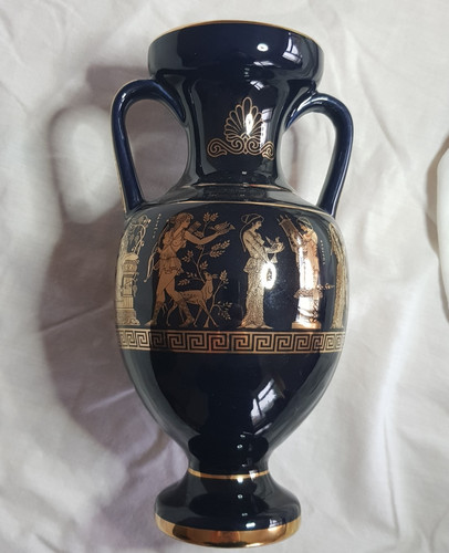Greek ornamental urn - ,