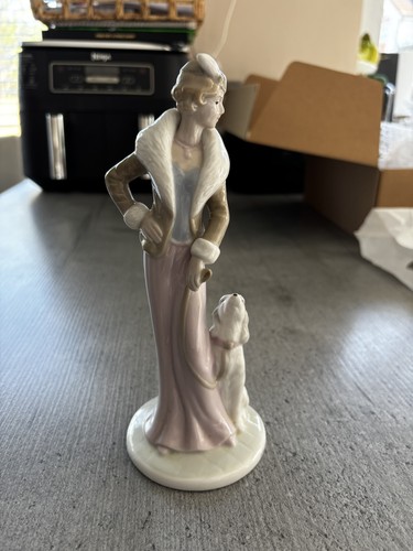 Pretty lady with - with, figurine