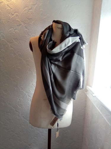 Burberry scarf 100 silk - burberry, 100%