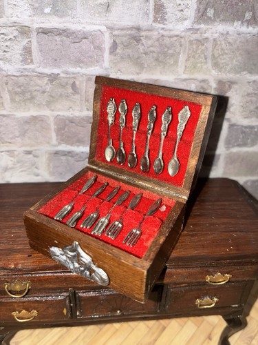Dolls house scale - dolls,