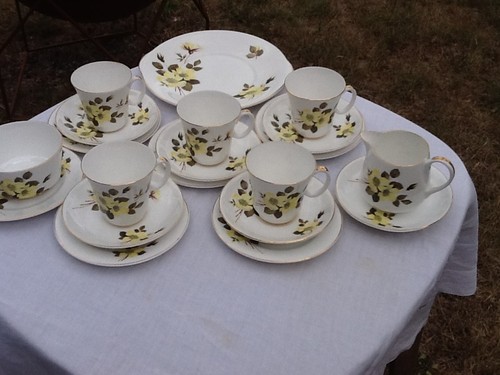 Yellow roses vintage tea set - yellow,