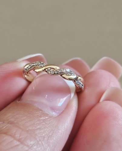 9ct yellow gold - yellow, 0.10ct