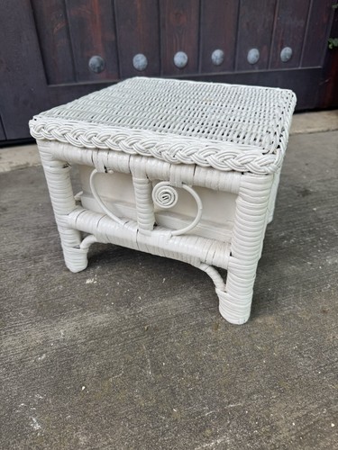 White small wicker foot - white,