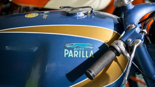 Parilla logo white on - 2",