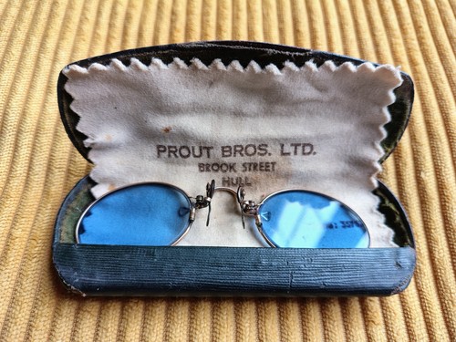 Antique pince nez - pince-nez, sunglasses