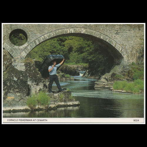 Coracle fisherman cenarth - fisherman,