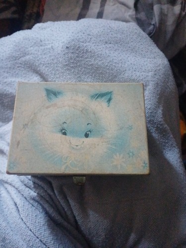 This vintage jewelry - this, box