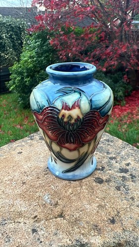 Moorcroft anna lilly pottery - lilly,