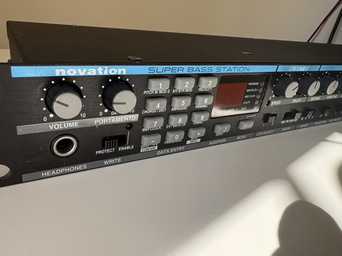 Novation super bass station - novation,