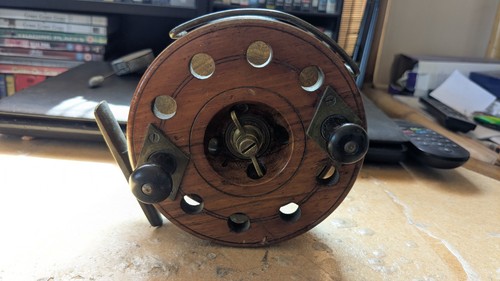 Vintage frog back reel - vintage,