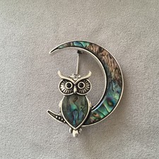 STUNNING SILVER INLAID MOTHER OF PEARL MOON OWL BROOCH.