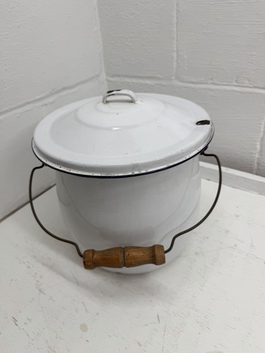 Chamber pot with lid farmhouse - with,