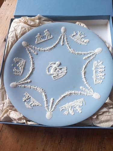 Wedgwood white blue cupid - on,