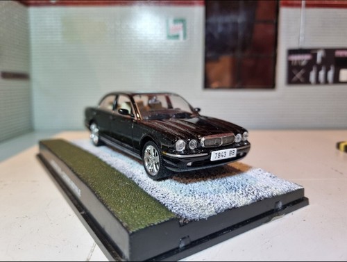 Jaguar xj8 casino royale - 1:43,