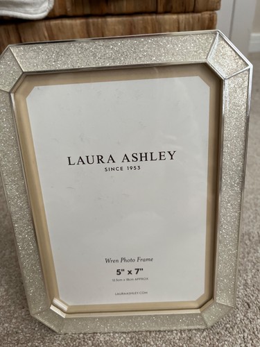 Laura ashley wren photo - laura,