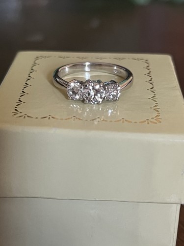 18ct white gold - 18ct, 0.87ct