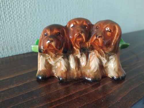 Vintage beswick 3 dogs in - beswick?",