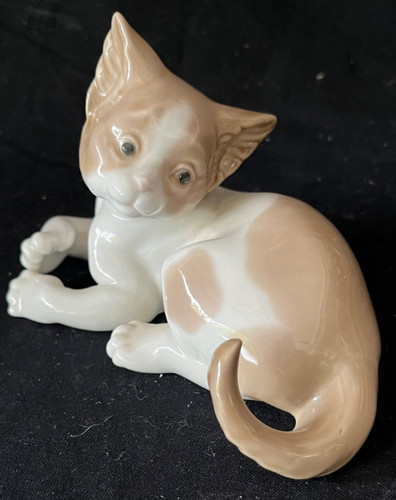 Lladro surprised cat figurine - cat,