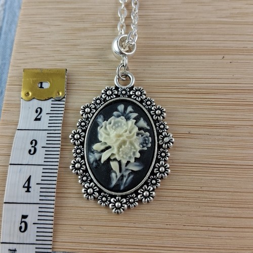 Floral cameo necklace cream - floral,