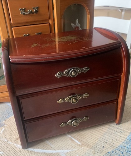 Musical jewellery box with - jewellery,