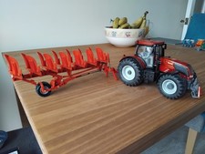 Siku Valtra S Tractor & Vogel
