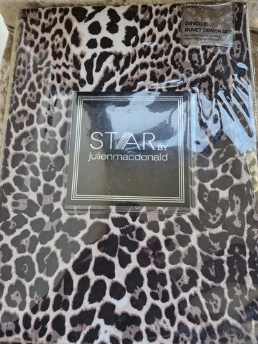 Star julien macdonald - by,
