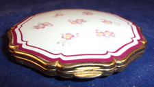 Vintage Gold Metal Tone Stratton England Flower Design Powder Compact Pat 164125