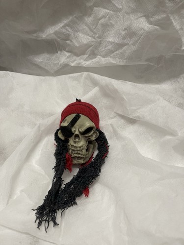 Hanging skull pirate - hanging,