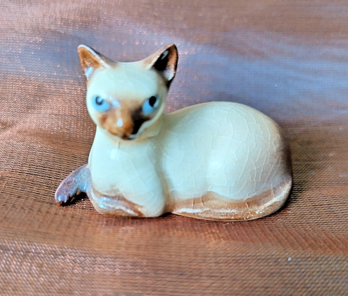 Hagen renaker miniature - hagen, seated