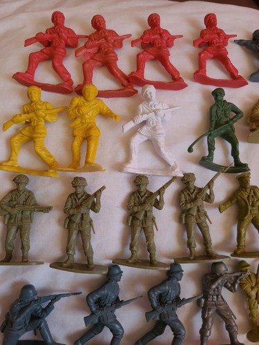 Vintage plastic toy soldiers - vintage,