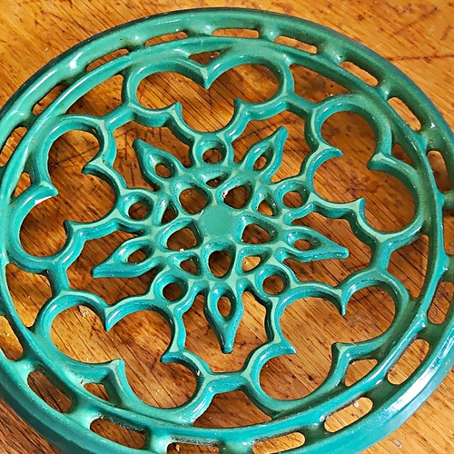 Cast iron trivet medium - cast,