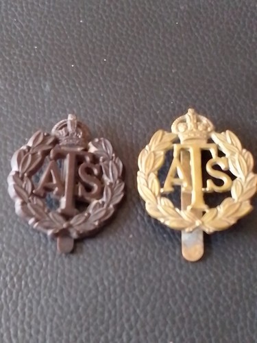Pair ats cap badges - of, x