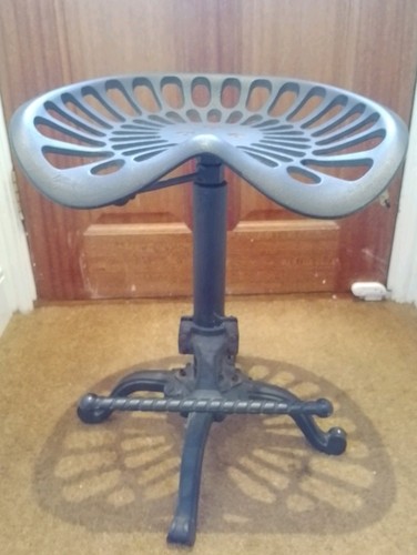 Cast iron tractor - seat, bar