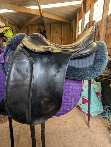 Bates dressage saddle inch - 17,