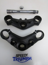 TRIUMPH BONNEVILLE BOBBER BOTTOM AND TOP YOKE WITH SPINDLE 2021 ONWARDS T2043311