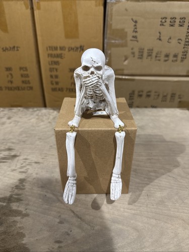 Sitting skeleton - sitting,