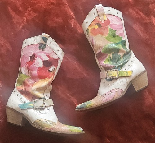 Hand painted leather - on,