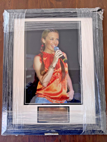 Kylie minogue signed photo - minogue,