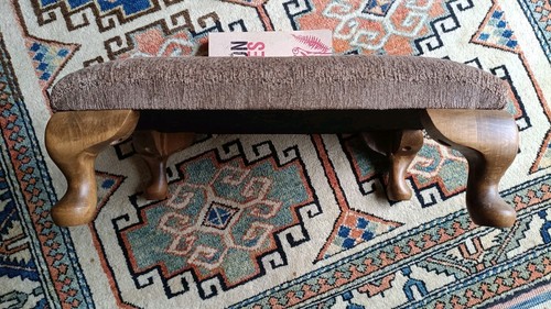 Footstool brown with queen - footstool,