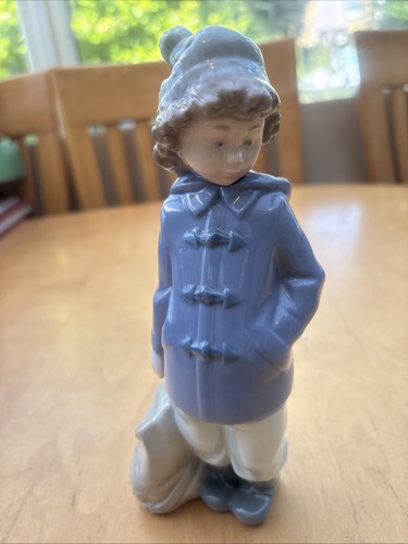 Nao lladro travelling boy - by,