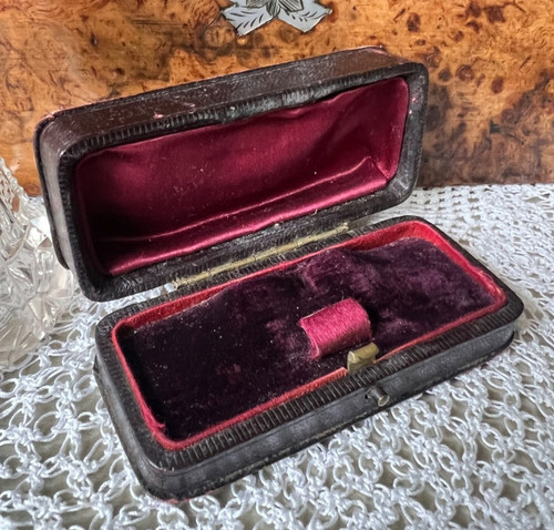 Antique oxblood leather collar - oxblood,