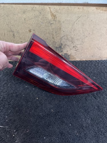Toyota avensis tail light rear - toyota,