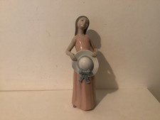 LOVELY LLADRO “GIRL HOLDING HER HAT” FIGURINE EX CONDITION 9”TALL