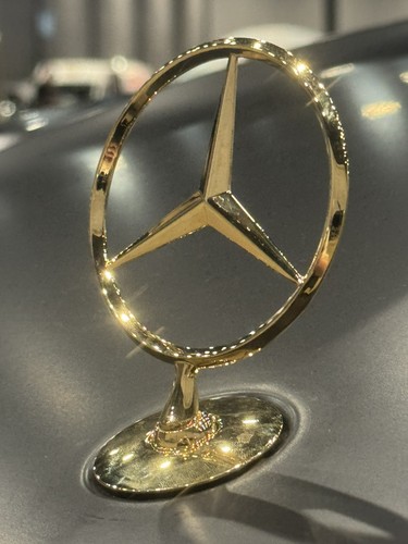 Bonnet raised star badge - raised,