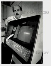 1983 Press Photo Man with