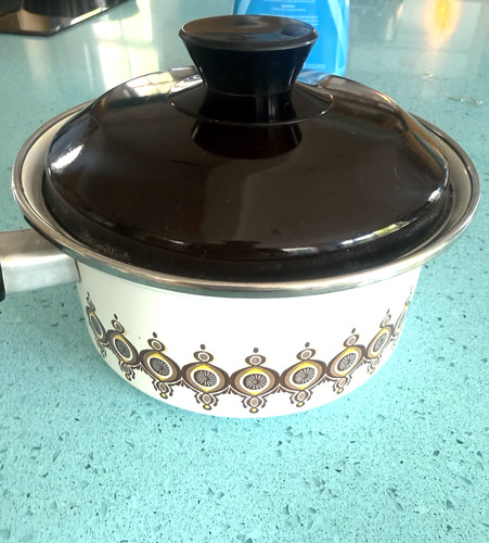 Vintage enamelware pot sauce - vintage,